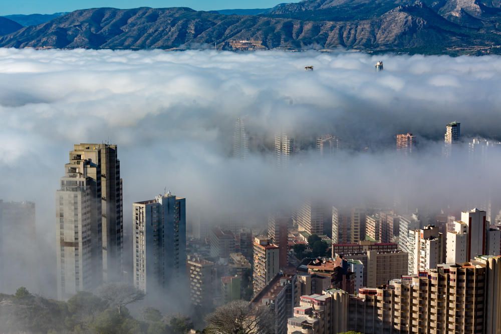 La bolsa de aire tropical marítimo unida a la baja temperatura del mar provoca una intensa bruma