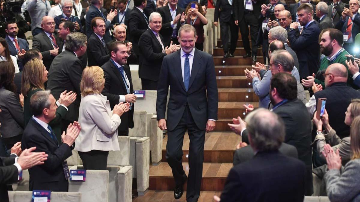 El rey Felipe VI, aclamado en la clausura en A Coruña el XXIII Congreso de directivos CEDE.