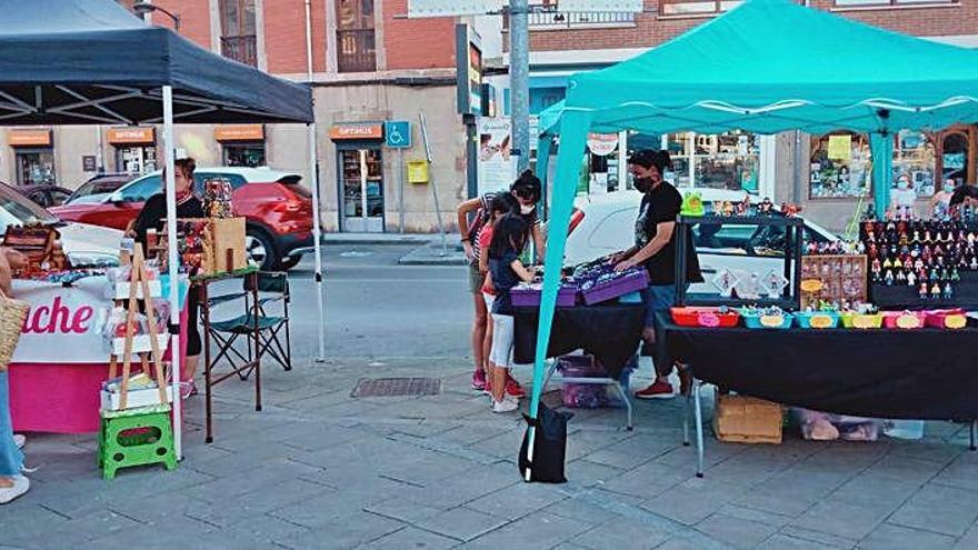 Dos de los puestos del mercado, ayer, en Posada de Llanes.