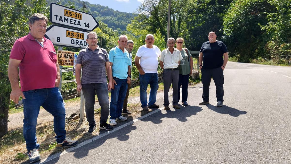 Por la izquierda, Pedro Álvarez, Pepe Riesgo, Valentín Puente, Eliseo Álvarez, Pipo Estrada, Gonzalo López, Isabel García y Aurelio Díaz en el punto kilométrico 8, en San Pedro de los Burros (Grado).