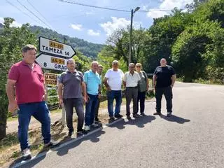 Grado clama por la obra de la carretera entre San Pedro y El Llanón: "Está fatal, hay un riesgo evidente para la seguridad de los usuarios"