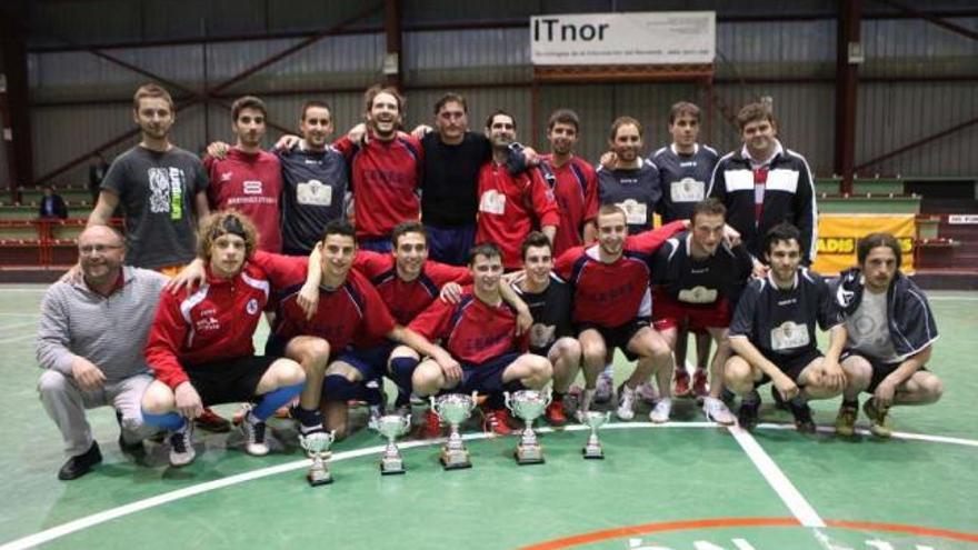 Plantillas de A Vila y Couso-Ceres campeones de Copa y Liga de fútbol sala de A Estrada. // Bernabé/Luismy