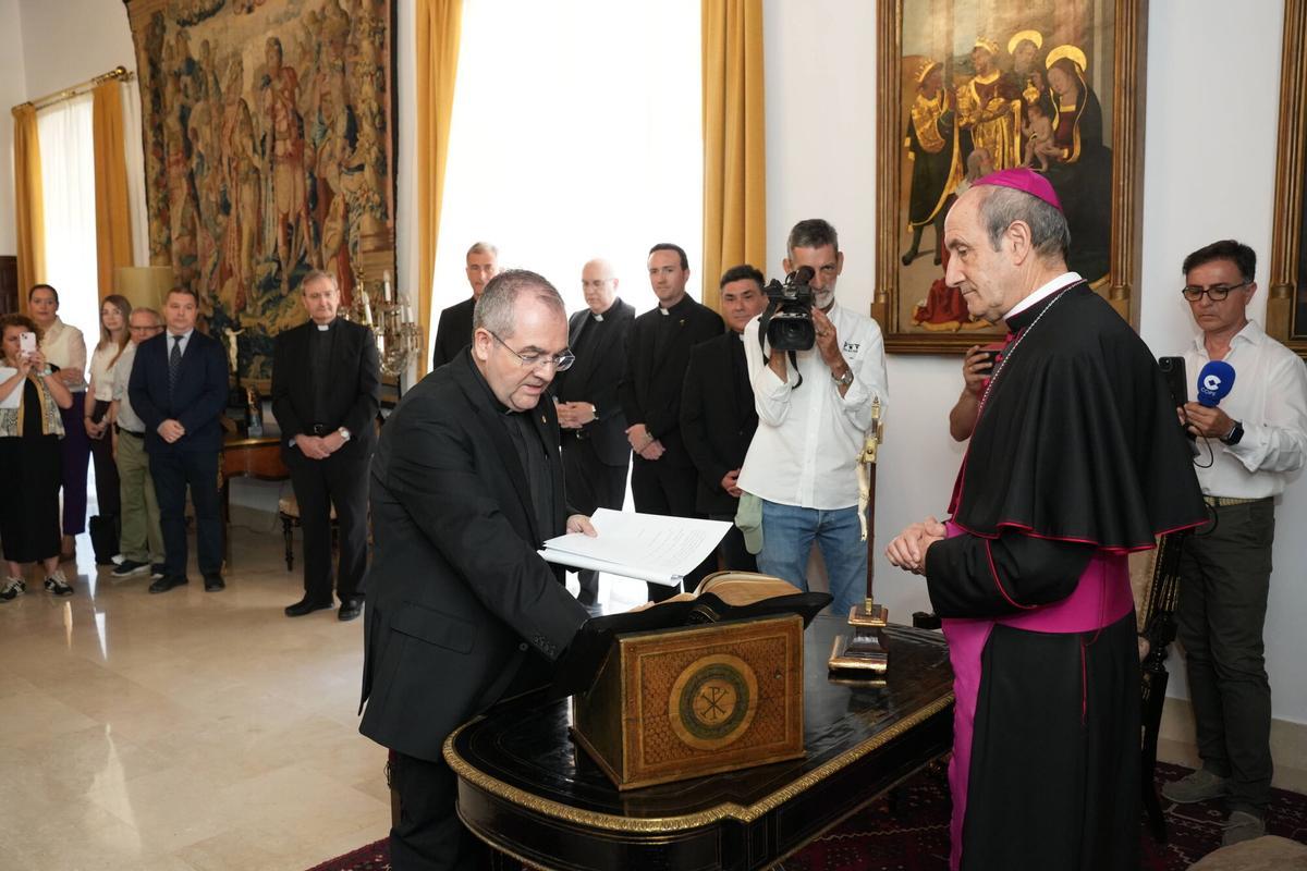 El obispo de Córdoba preside la toma de posesión de los nuevos miembros del Consejo Episcopal de la diócesis