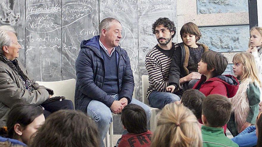 Vecinos de la Ciudad Vieja hablan a los niños de cómo jugaban de pequeños.