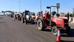 Los agricultores desbloquean los accesos al puerto de Tarragona