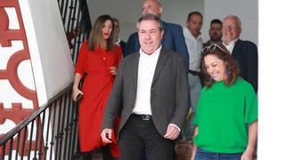 Besos, abrazos y sonrisas en el PSOE andaluz: "Esto ha sido un 'electroschok' para la sociedad", defiende Espadas