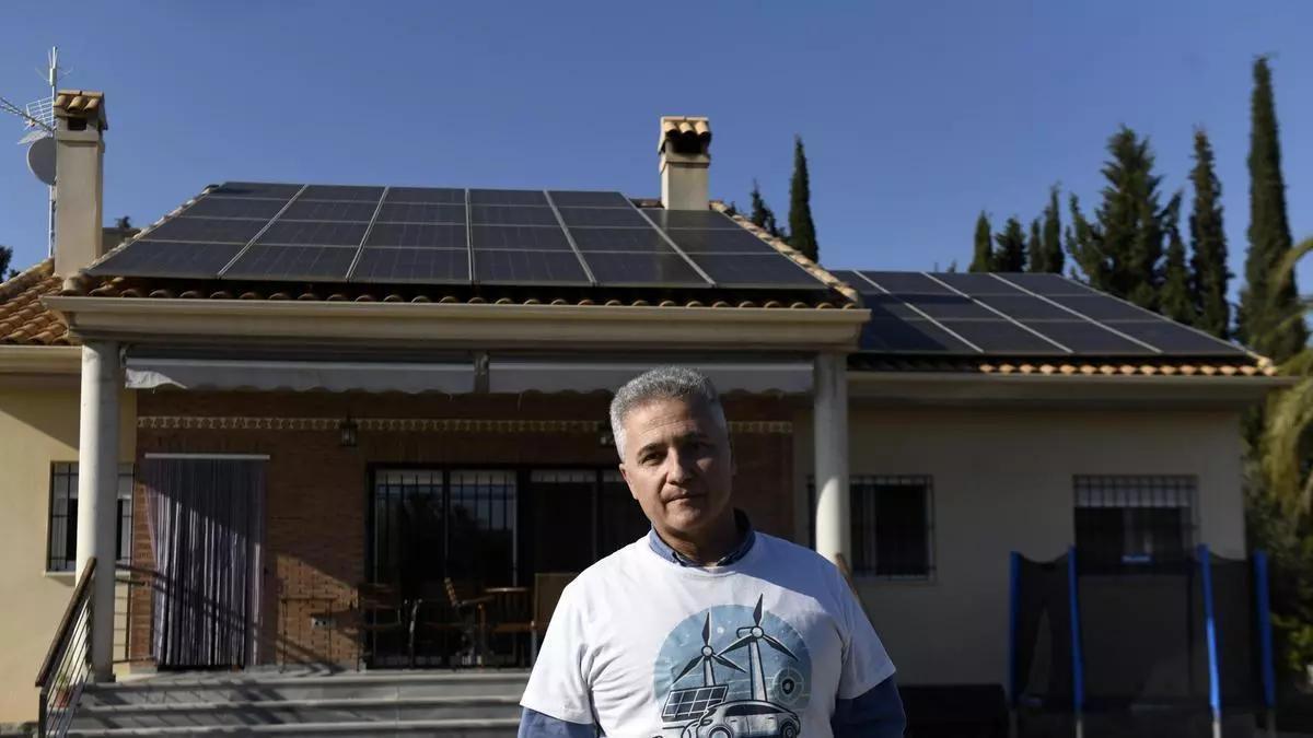 David al frente de su casa con placas solares en el tejado.