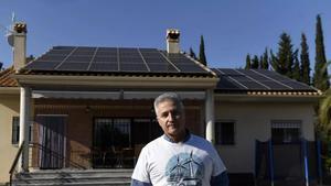David al frente de su casa con placas solares en el tejado.