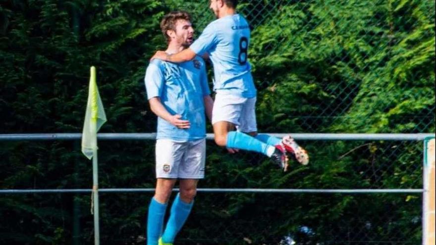 Róber y Pingüi celebran un gol durante su etapa en el Moaña. // Cortesía Snakeyephoto/Hilario Miranda