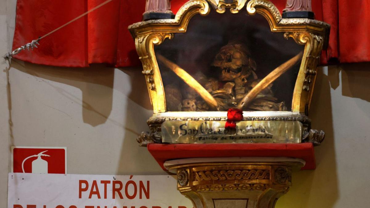 Reliquias de San Valentín en la iglesia de San Antón de Madrid, donde este domingo se hizo una misa en su honor.