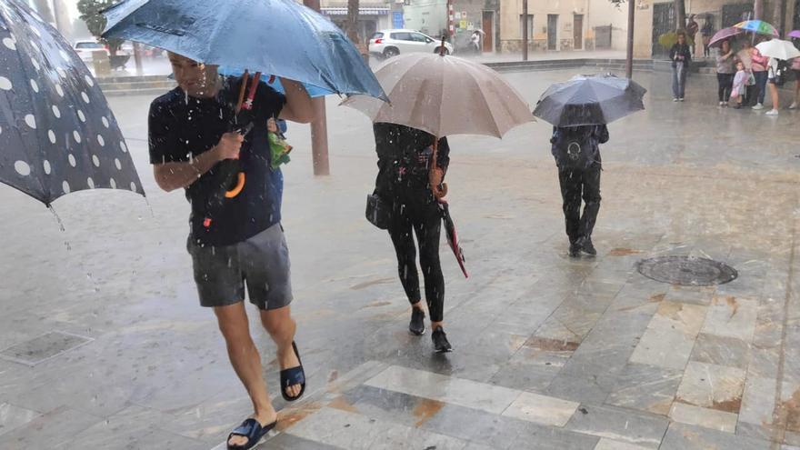 Diluvio en Orihuela: una intensa y súbita tromba de agua inunda las calles de la ciudad