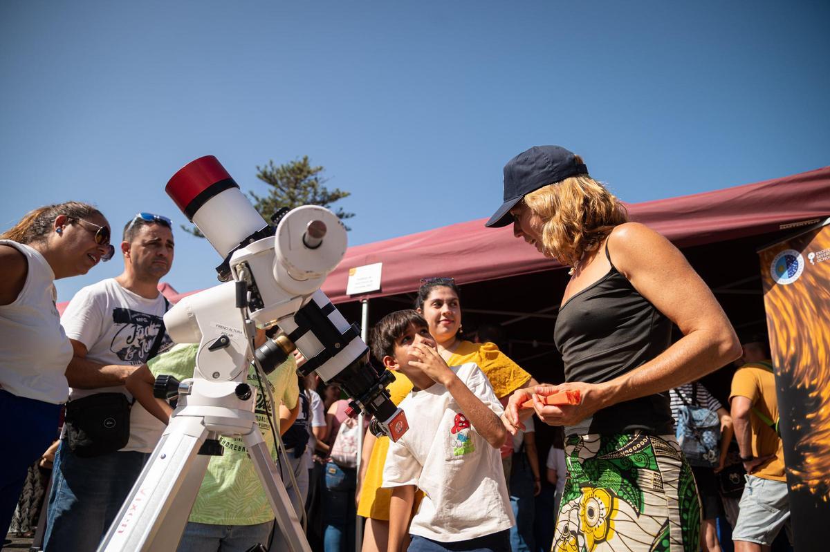 Un niño mira al Sol a través del telescopio en la Feria de la Ciencia de la Orotava
