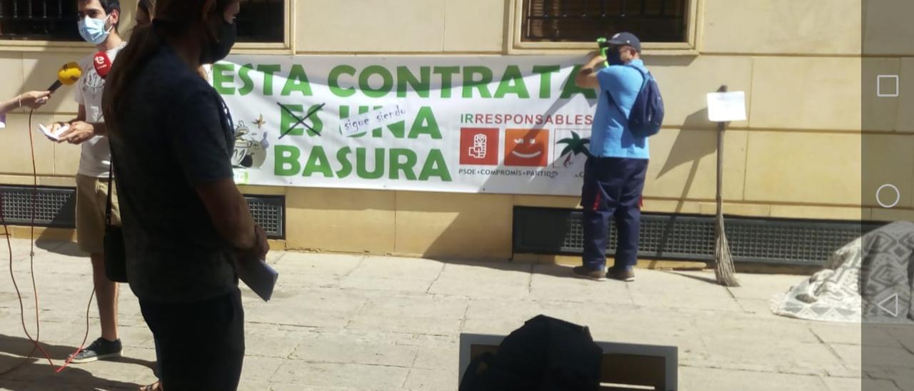 Lectura del manifiesto de protesta este martes en Elche.