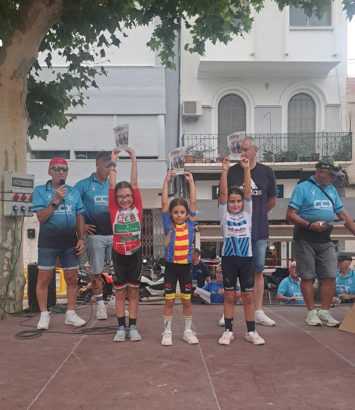 Kendall López, de la Escola de Ciclisme d'Ontinyent, en el primer puesto del podio en la Carrera de Xeraco.
