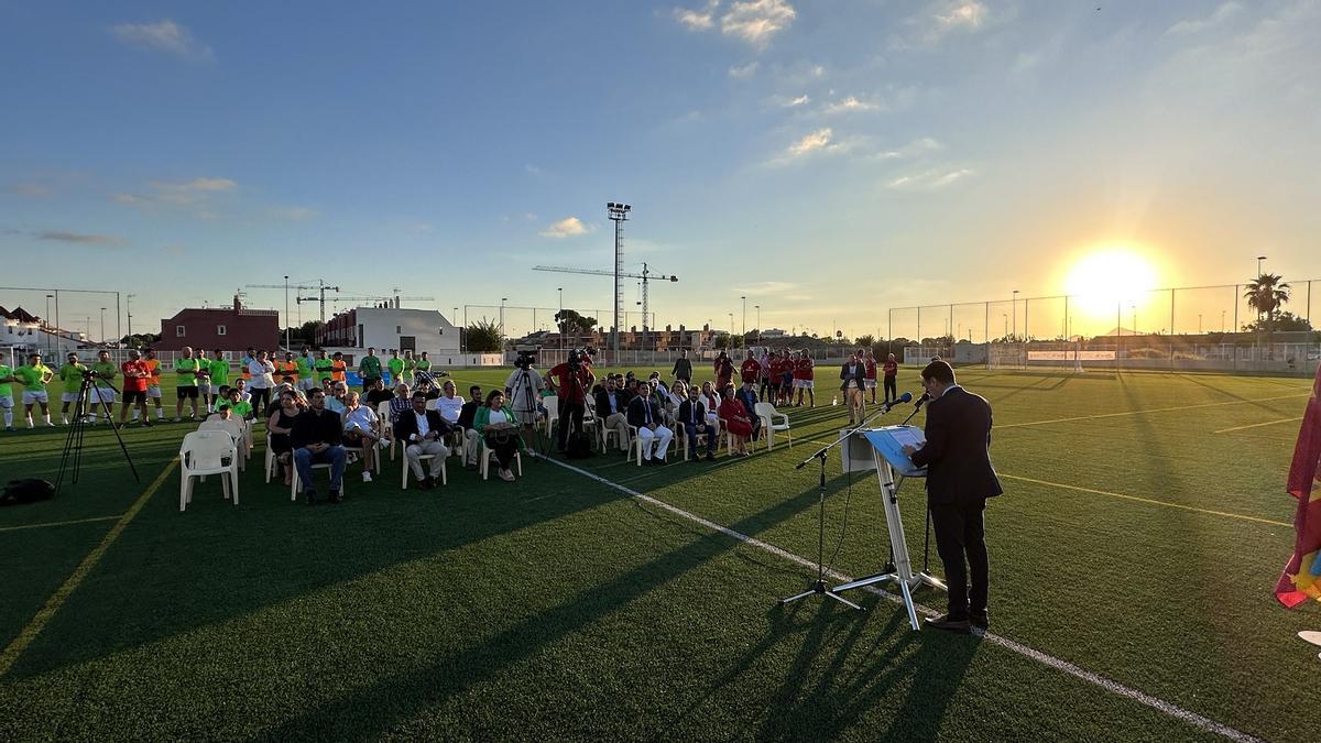 Un partido amistoso entre el club de Santiago de la Ribera y el Real Murcia Veteranos sirvió para estrenar y presentar públicamente estas obras.
