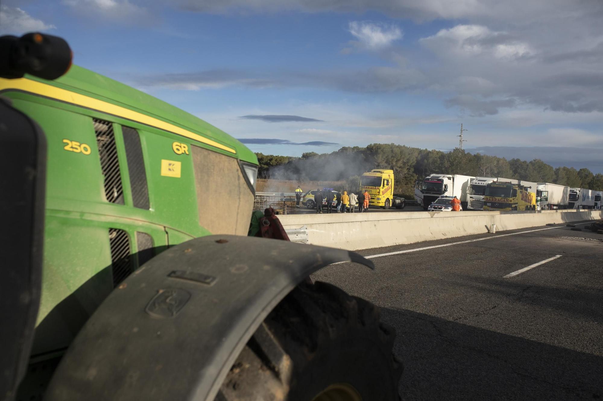 Nova protesta dels pagesos gironins amb talls a l'AP-7 i l'N-II