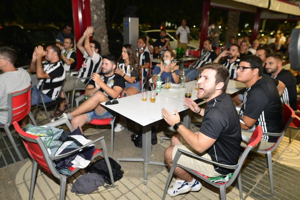 Ambiente: Los aficionados del FC Cartagena se reúnen para ver el partido