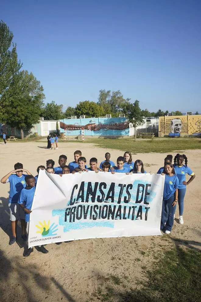 Pancartes pels 20 anys de barracons a l’institut Salvador Sunyer de Salt