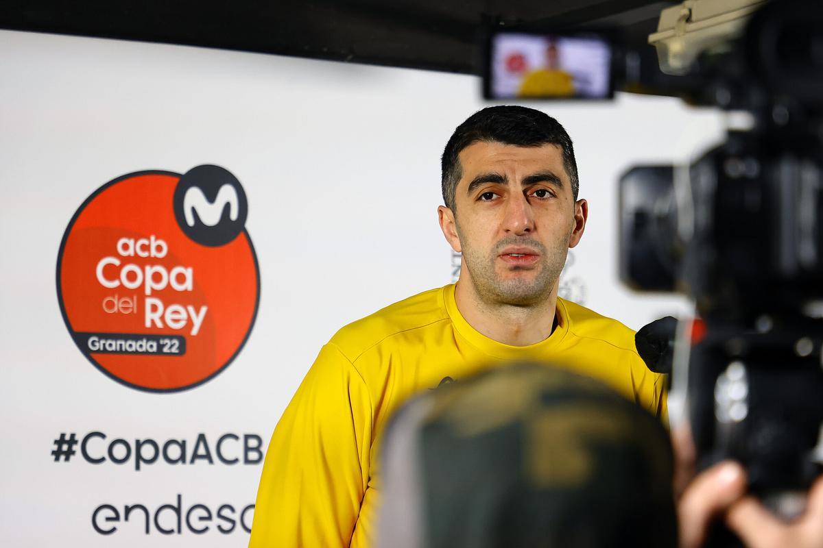 Shermadini comparece ante la prensa en la Copa del Rey de Granada 2022.