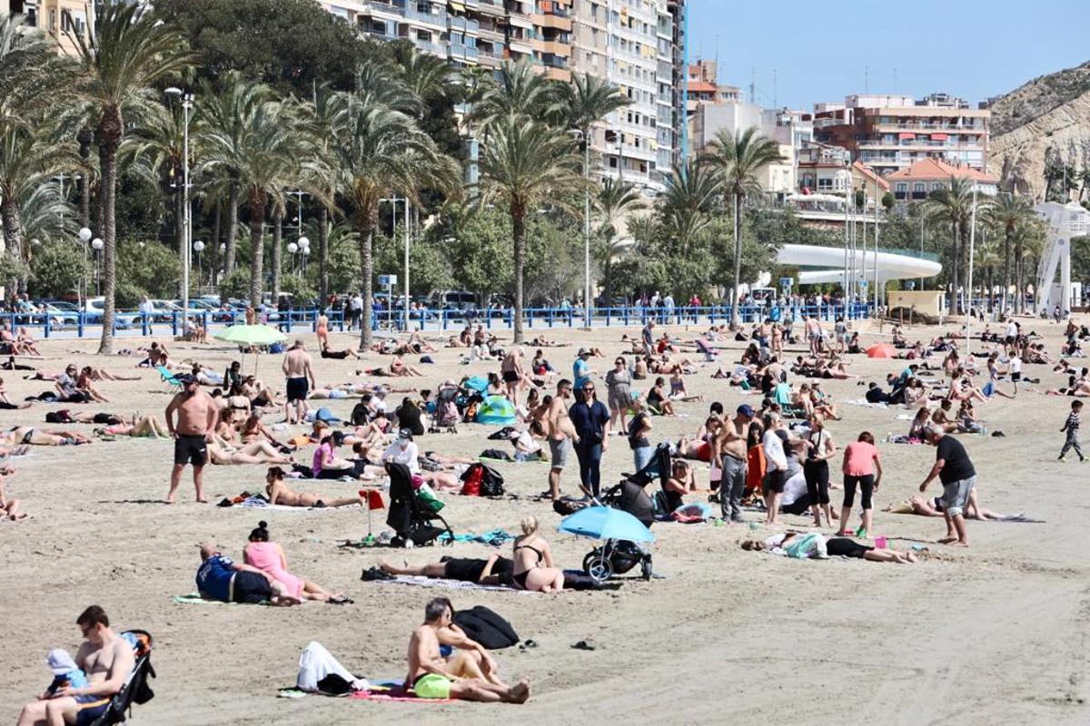 Las buenas temperaturas llenan la playa del Postiguet