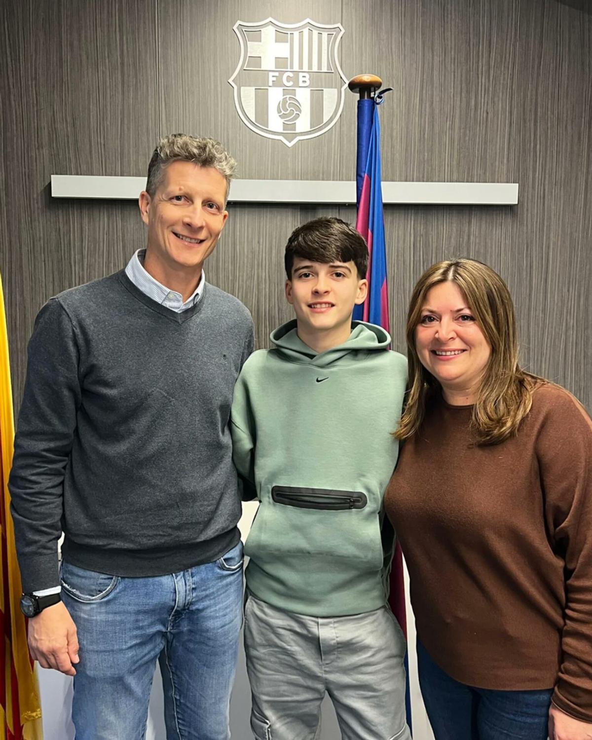 David, junto a sus padres, tras prolongar su estancia en la cantera del Barça.