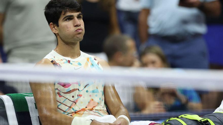 Carlos Alcaraz, con el rostro de preocupación durante uno de los descansos en su partido de semifinales. | MIKE SEGAR/REUTERS