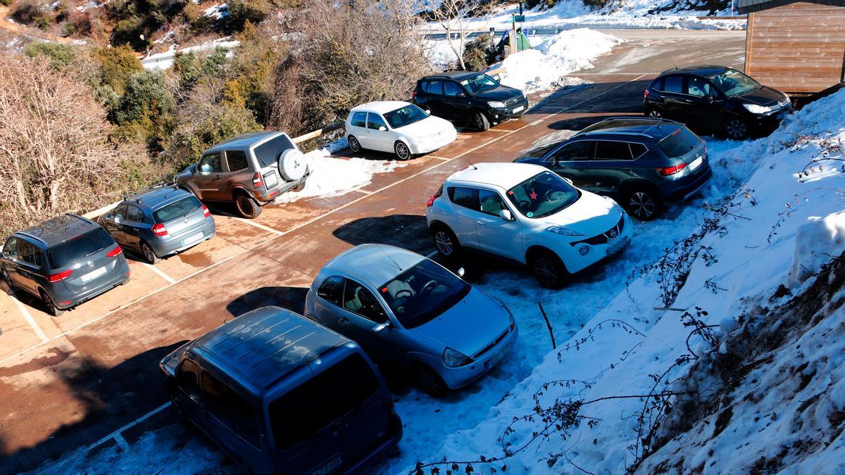 El alcalde de El Brull se queja porque la nieve ha atraído a foráneos durante el confinamiento