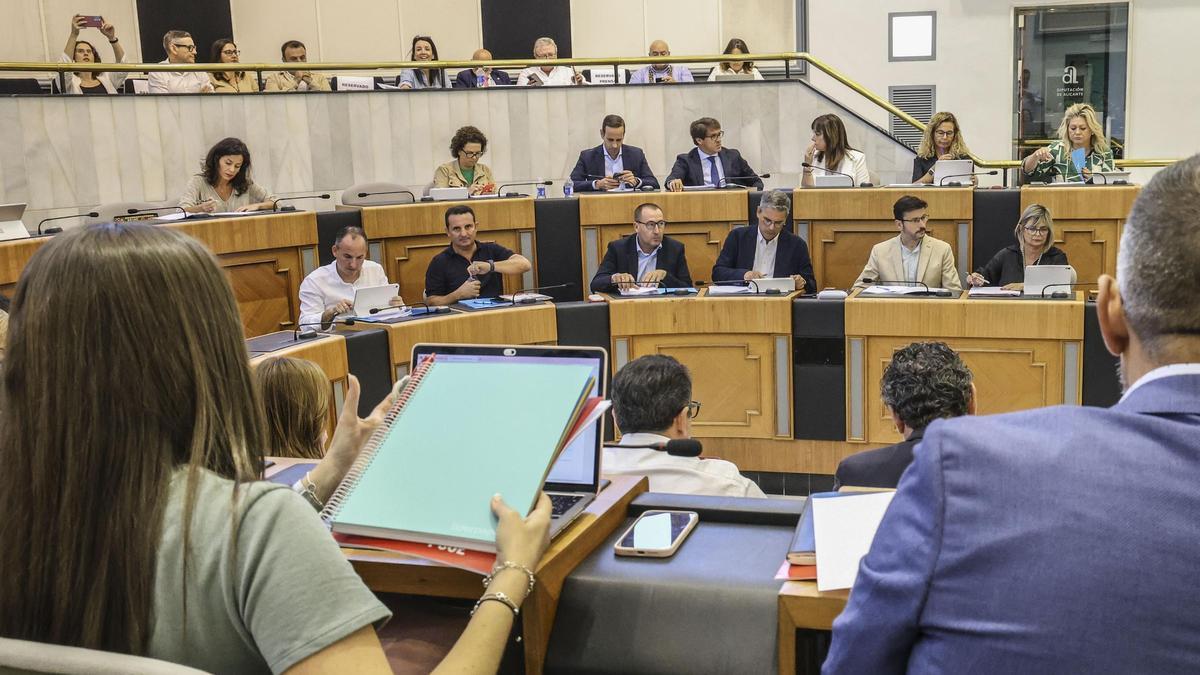 Un pleno de la Diputación de Alicante en el que se debatió sobre el Fondo de Cooperación