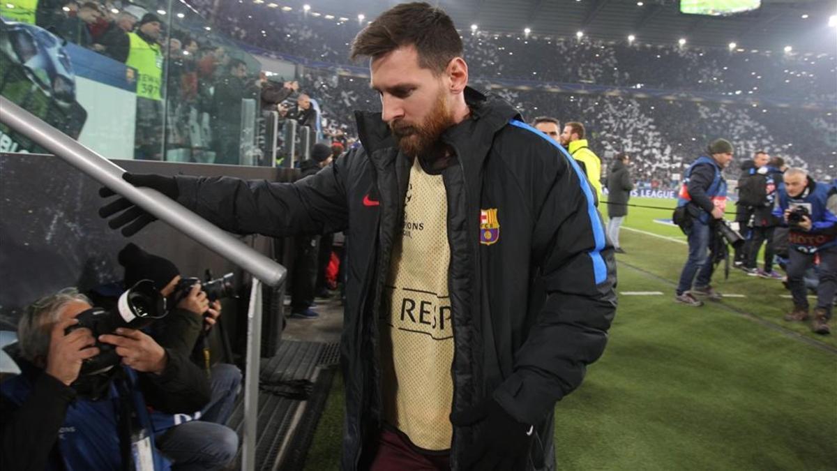 Messi yendo al banquillo del Juventus Stadium