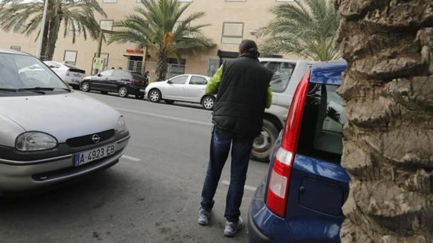 Una de las zonas con más «aparcacoches» es el entorno del Hospital General.