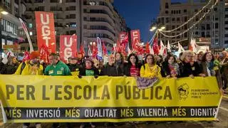 La huelga saca a la calle a uno de cada cinco profesores y a cientos de familias