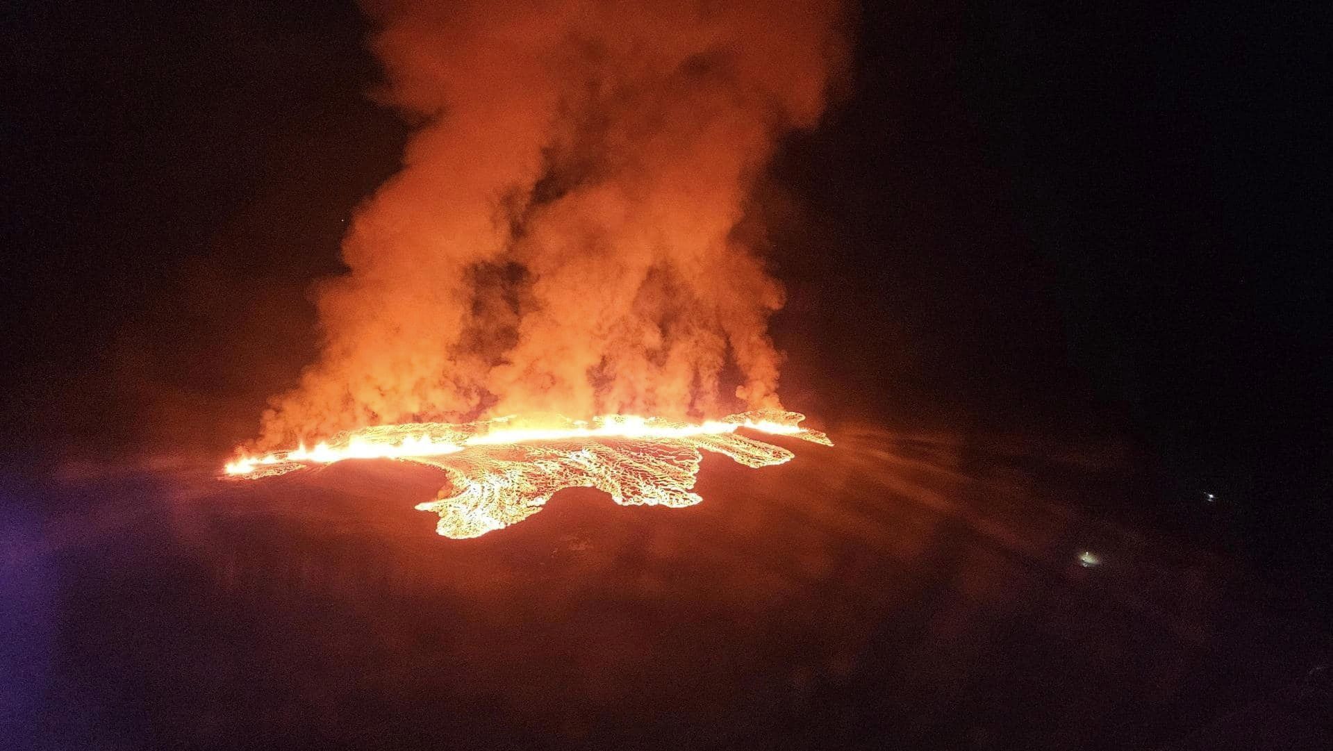 Volcanic fissures open near Grindavik