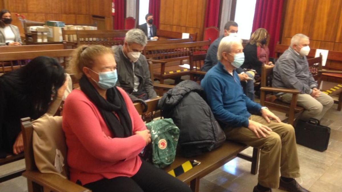 Los procesados, durante la primera sesión del juicio. En el centro y en primera fila, Justo Rodríguez Braga, ex secretario general de UGT-Asturias.