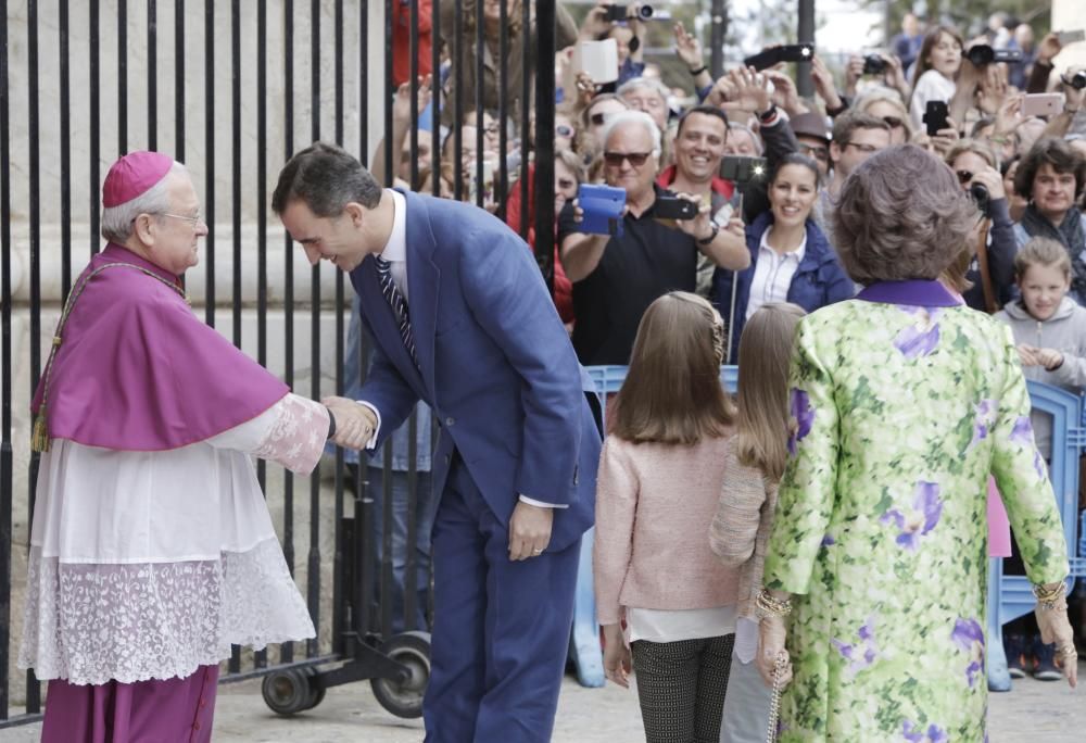 Los Reyes asisten a la misa de Pascua