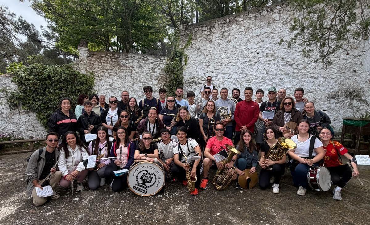 La UMA con los 7 nuevos componentes en la Cueva Santa.