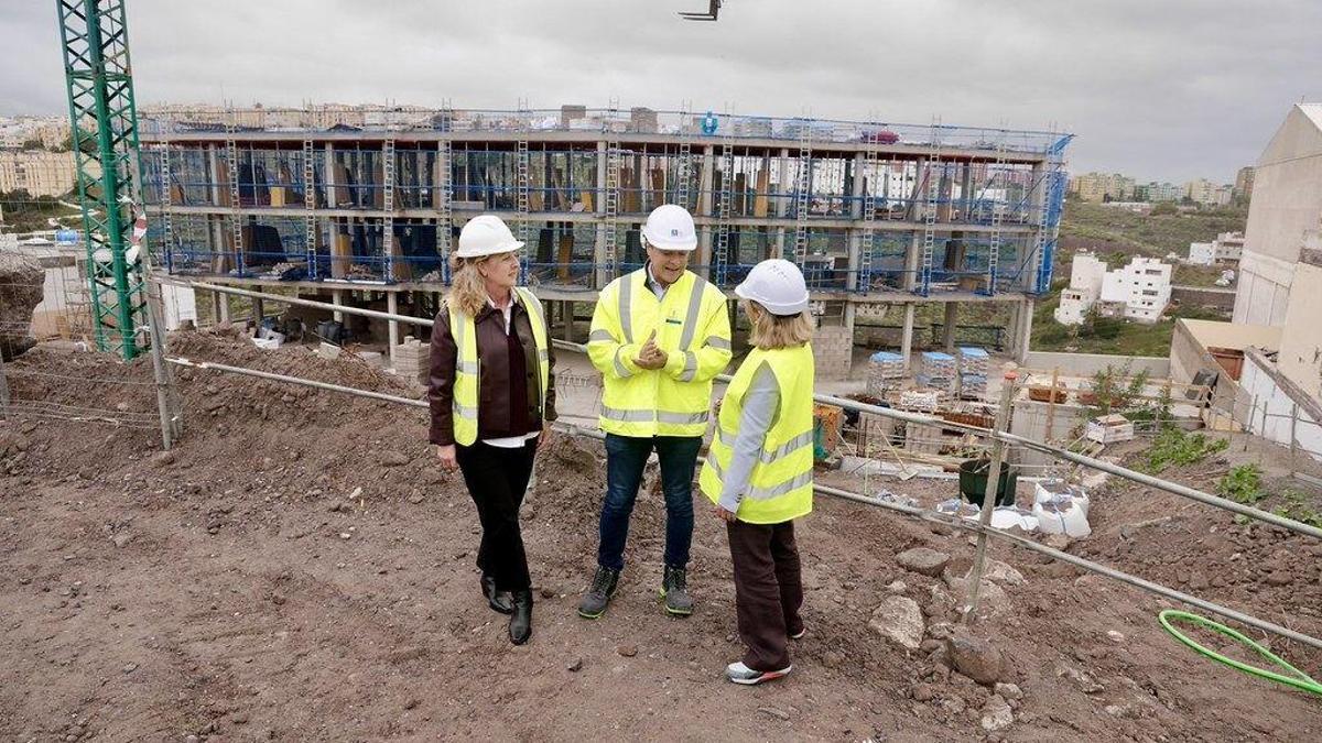 Augusto Hidalgo visita las obras de 63 viviendas públicas en El Secadero