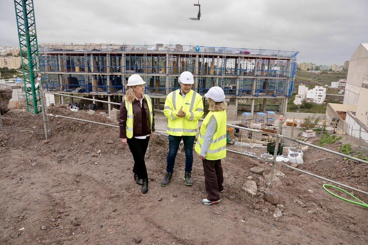 Augusto Hidalgo visita las obras de 63 viviendas públicas en El Secadero