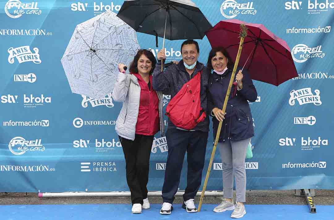 Santa Faz 2022: Numerosos participantes en la romería se fotografían en el photocall de Información