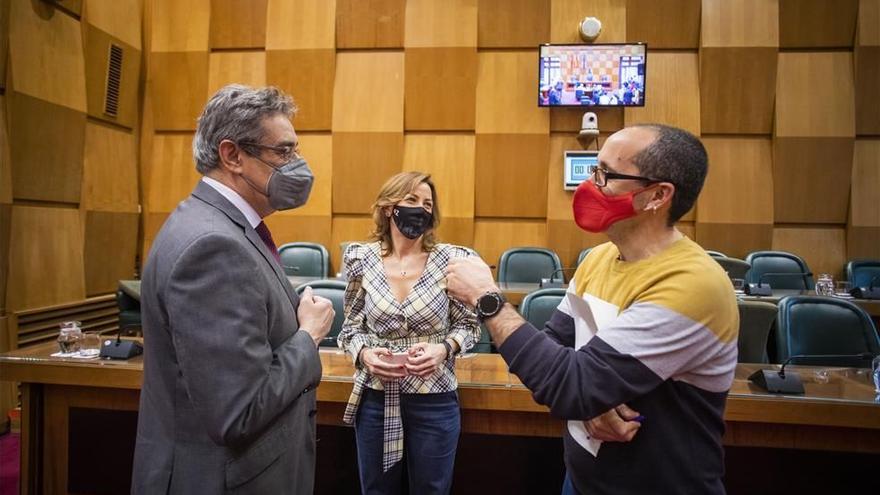 Julio Calvo, de Vox, y Alberto Cubero, de ZeC, conversan en un pleno en el Ayuntamiento de Zaragoza.