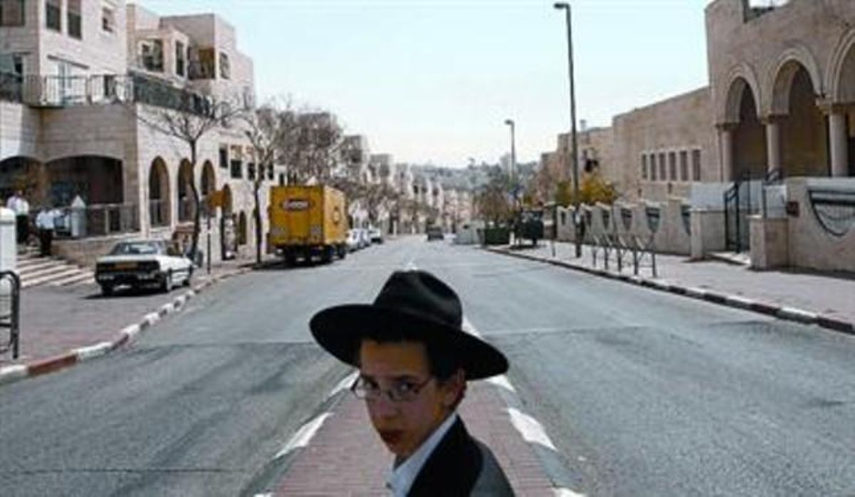 Un jove jueu ultraortodox camina pel barri de Ramat Sholmo, assentament a Jerusalem Est. Un jove jueu ultraortodox camina pel barri de Ramat Sholmo, assentament a Jerusalem Est.