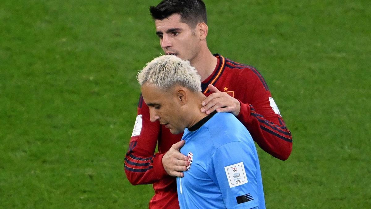 Alvaro Morata  consuela al portero costarricense Keylor Navas, al final del partido de fútbol del Grupo E de la Copa Mundial Qatar 2022 entre España y Costa Rica.