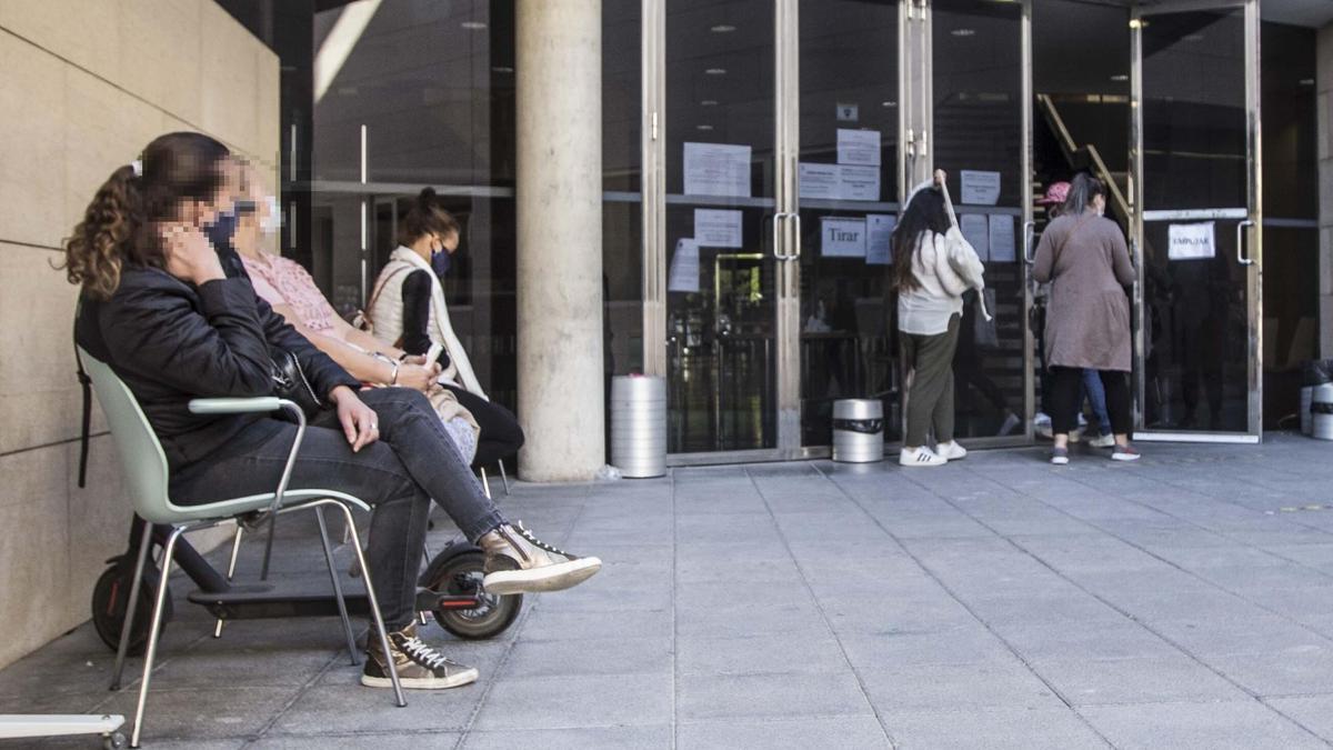 Personas a las puertas de un centro social de Alicante