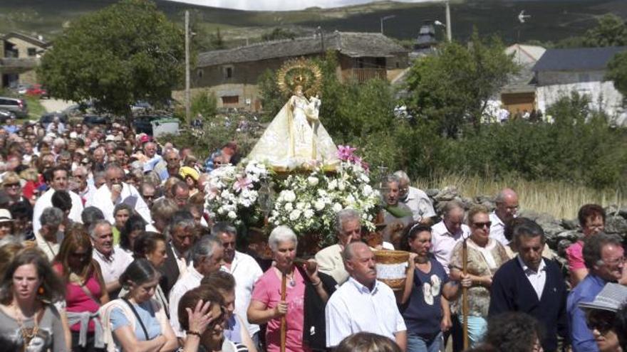 La Peregrina de Donado, acompañada por cientos de personas durante el pasado año.