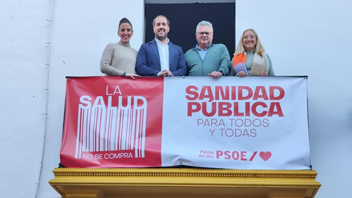 Esteban Morales, junto a Carlos Muñoz y miembros ejecutiva local del PSOE palmeño.