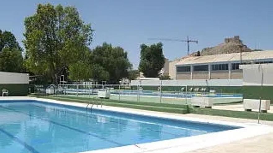 Expulsan a seis jóvenes de las piscinas municipales por causar altercados y desobediencia