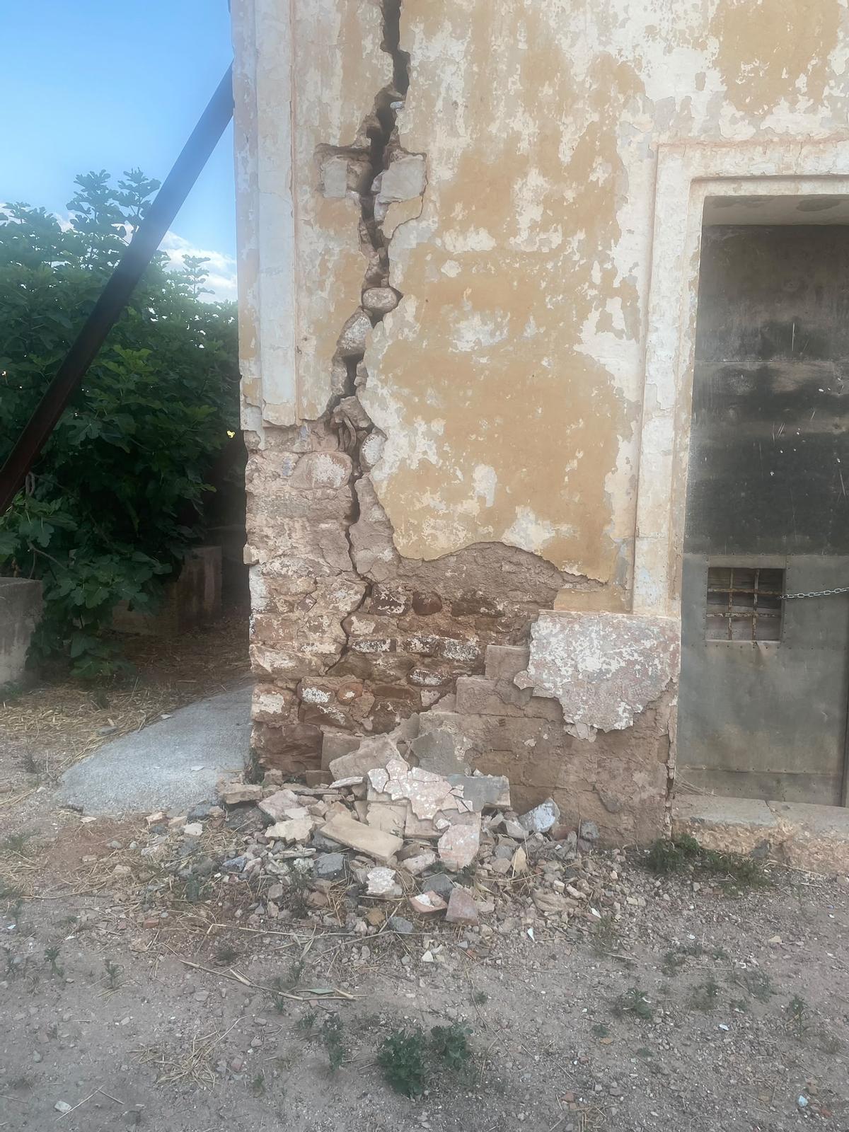 Desde la Associació Ermita del Calvari aseguran que el desprendimiento de la parte inferior de la fachada es reciente, lo que evidencia el deterioro.
