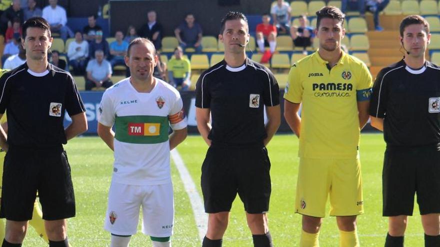 Nino con el capitán del Villarreal B y el trío arbitral antes del partido de esta mañana
