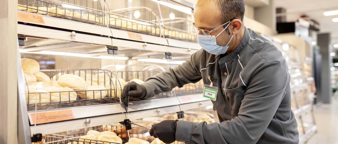 Un trabajador en un supermercado, en una imagen de archivo.