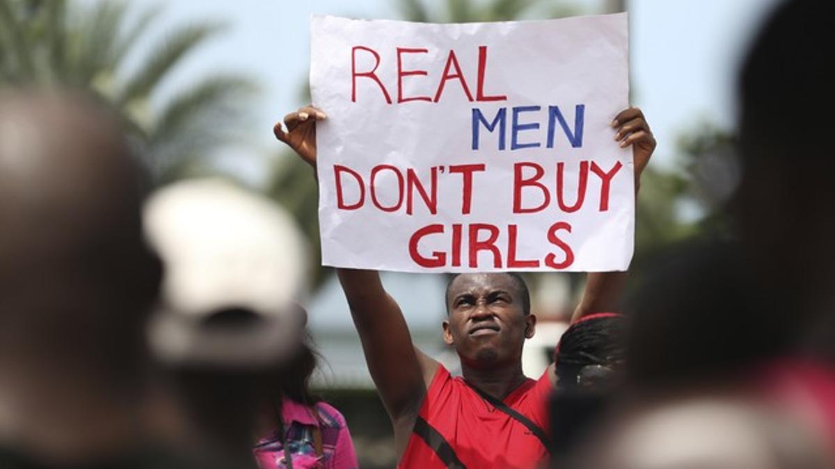 Un hombre muestra una pancarta de protesta por el secuestro de las jóvenes nigerianas durante una manifestación en lagos.
