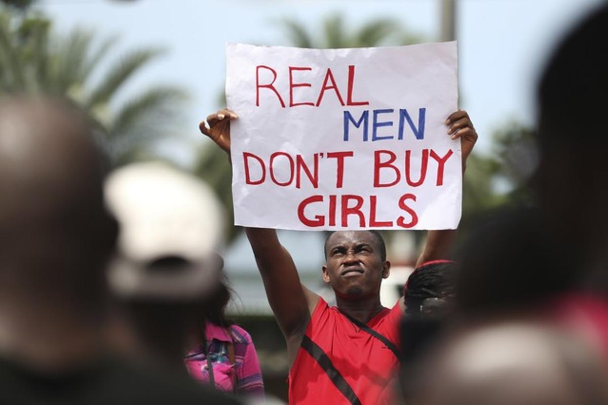 Un home mostra una pancarta de protesta pel segrest de les joves nigerianes durant una manifestació a Lagos.